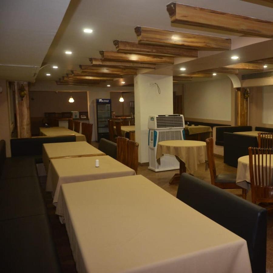 Hotel Poonam Rāipur Екстериор снимка