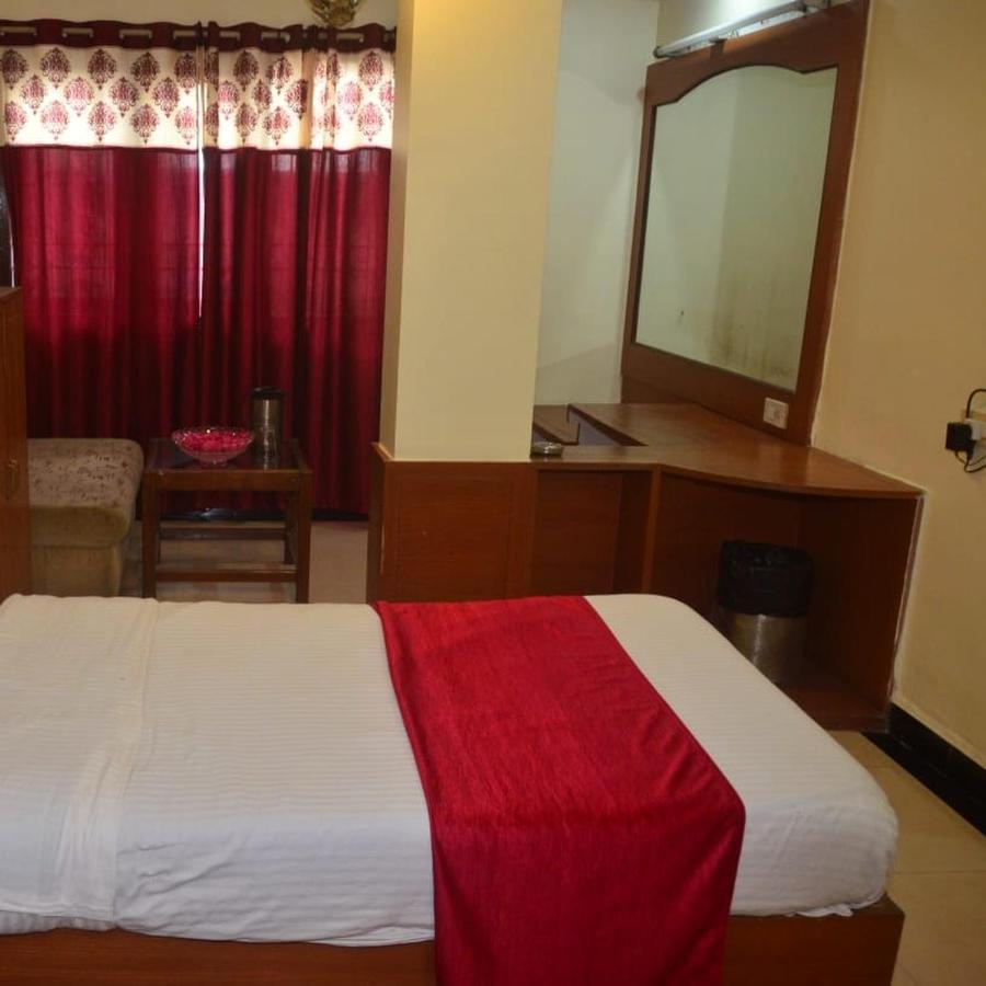 Hotel Poonam Rāipur Екстериор снимка