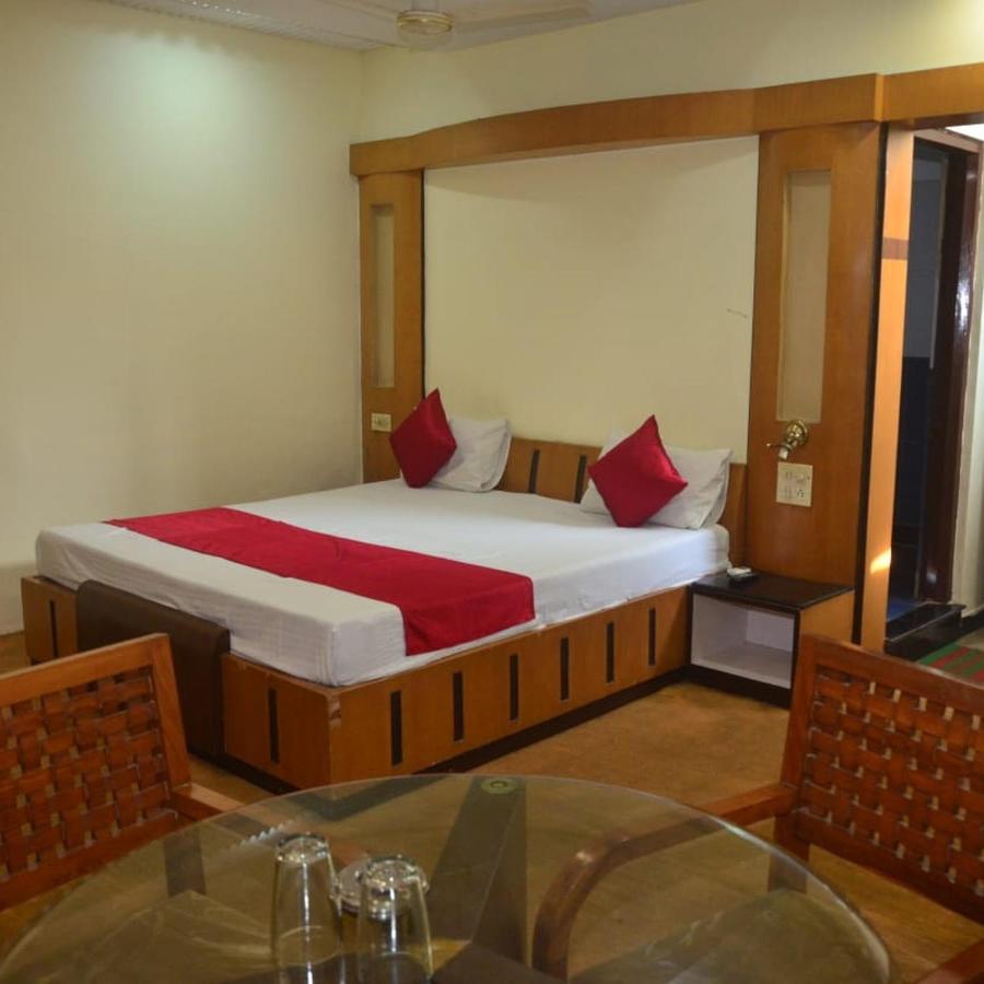 Hotel Poonam Rāipur Екстериор снимка