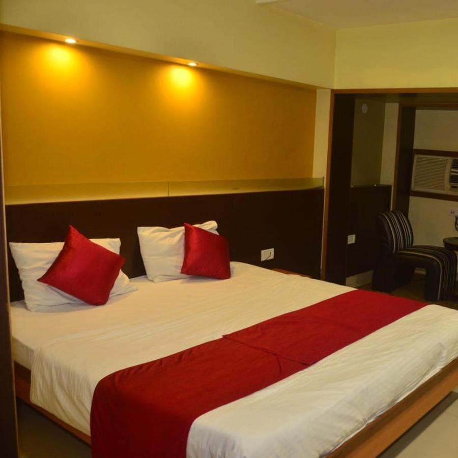 Hotel Poonam Rāipur Екстериор снимка