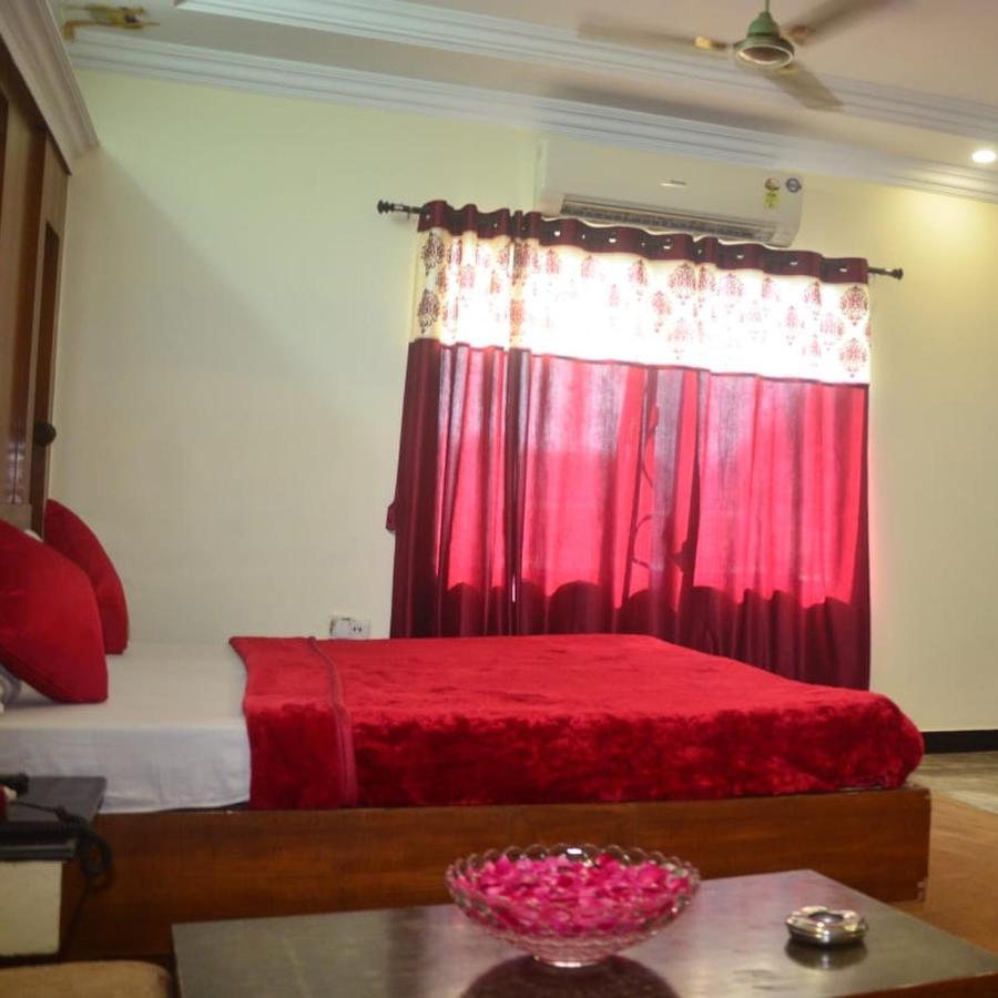 Hotel Poonam Rāipur Екстериор снимка