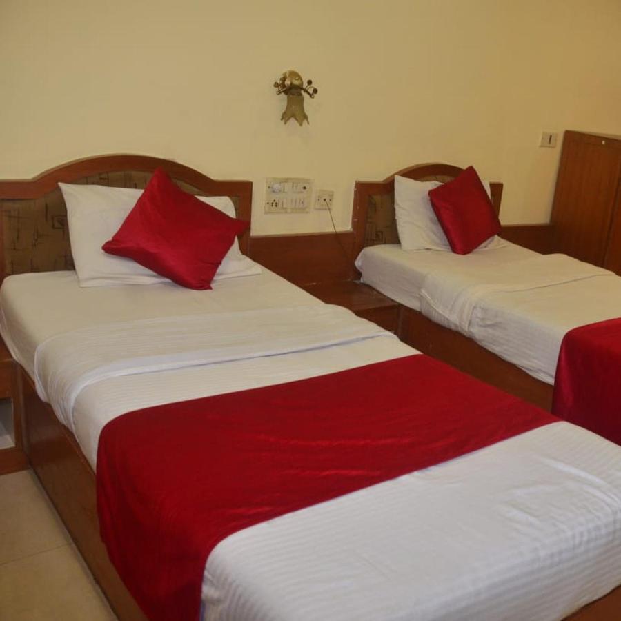 Hotel Poonam Rāipur Екстериор снимка