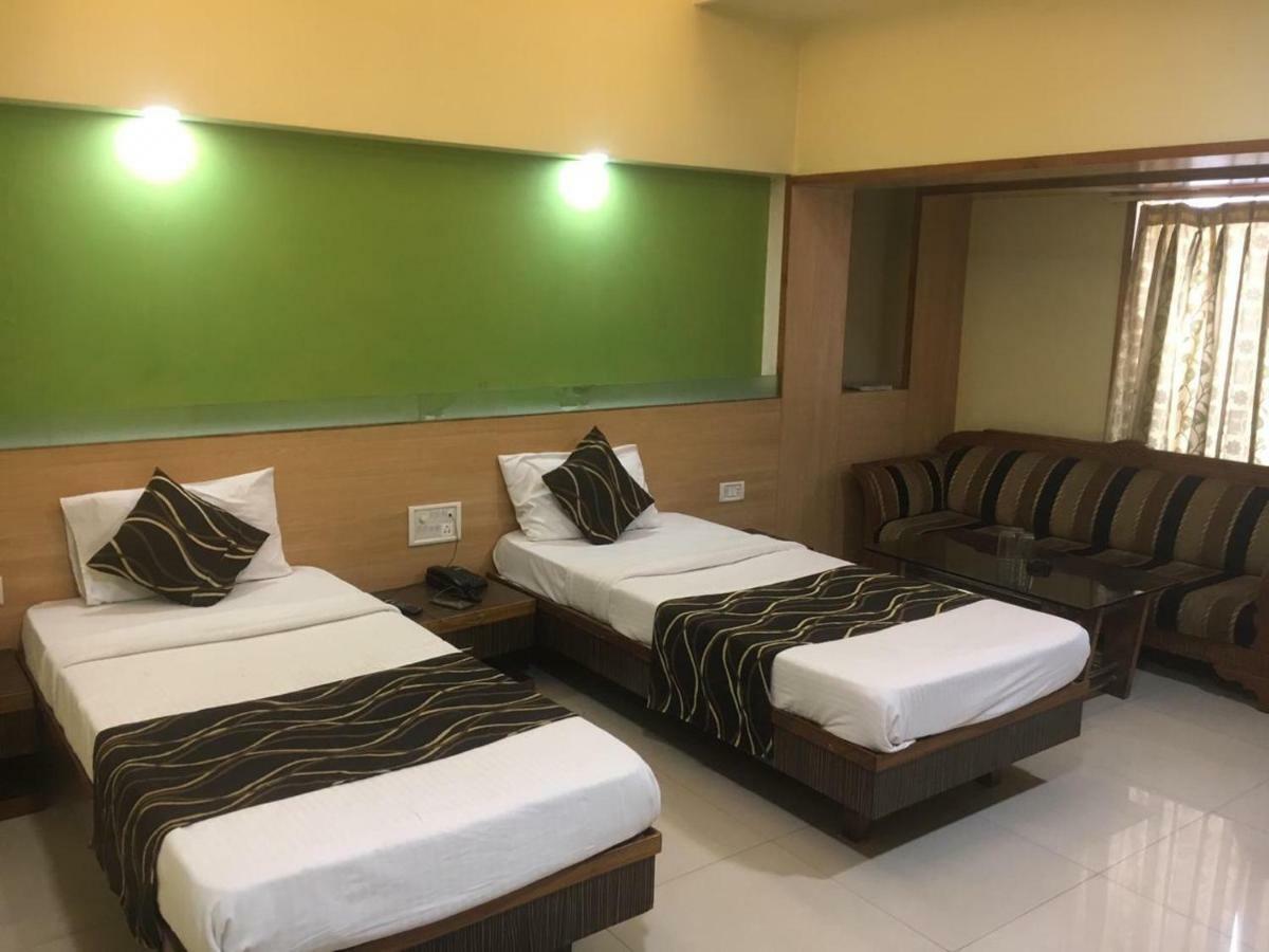 Hotel Poonam Rāipur Екстериор снимка
