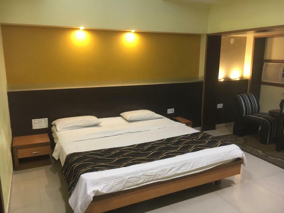 Hotel Poonam Rāipur Екстериор снимка