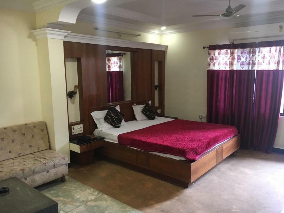 Hotel Poonam Rāipur Екстериор снимка